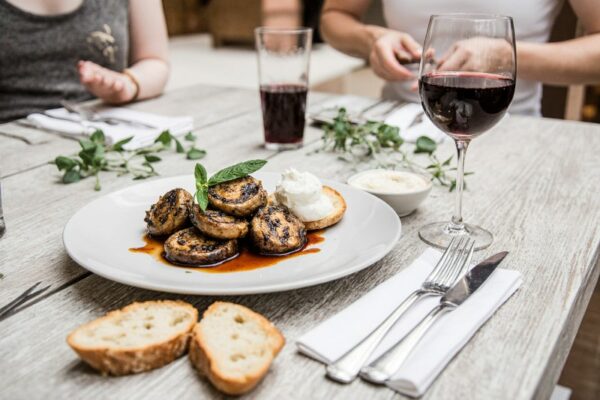 Wein aus Neuseeland, gegrillte Portobello-Pilze mit Balsamico & Knoblauch