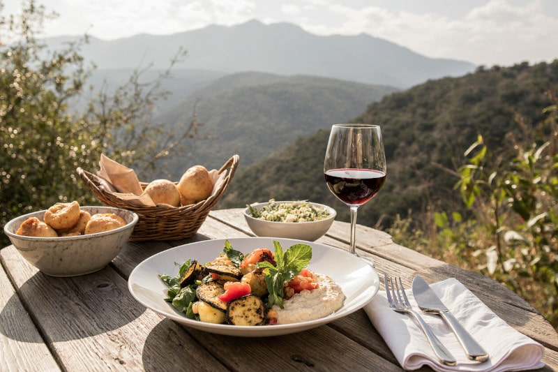Wein aus Chile, Grillgemüse-Bowl mit Hummus und geröstetem Sesam, Terrasse
