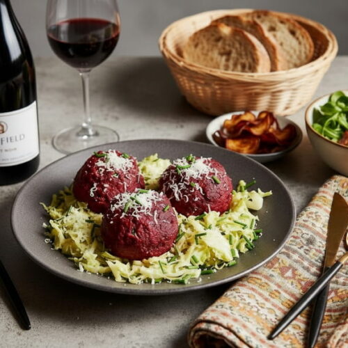 Gebackene Rote-Bete-Knödel auf Meerrettich-Wirsing neben einem Glas Pinot Noir, der ideale Wein aus Neuseeland von Cellardoor24.