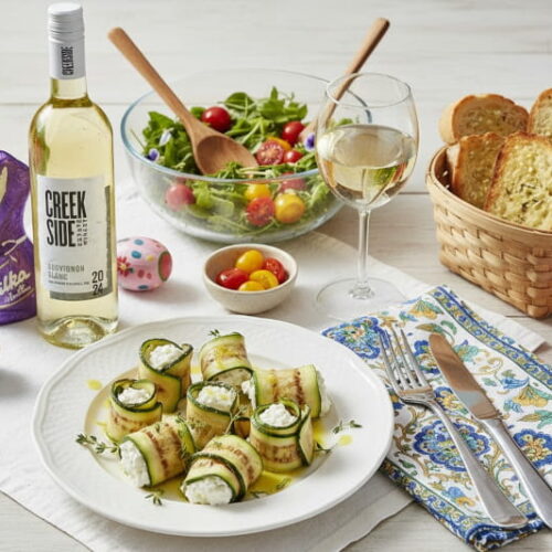 Mediterrane Zucchini-Röllchen mit Ricotta-Füllung neben einem Glas Weißwein, der ideale Wein aus Kanada von Cellardoor24.
