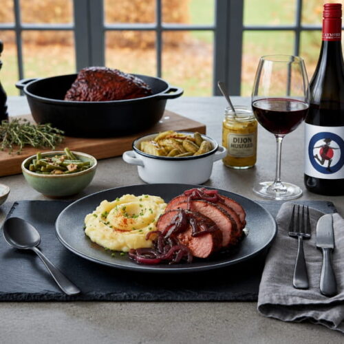 Geschmorter Schweinenacken mit Rotweinzwiebeln und Kartoffelstampf, dazu Shiraz Mataro Claymore Who Are You? Clare Valley, Australien