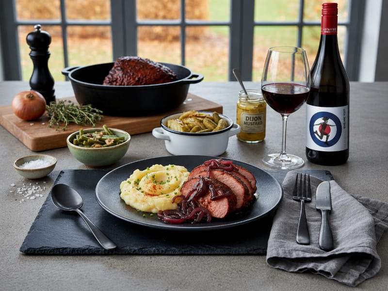 Geschmorter Schweinenacken mit Rotweinzwiebeln und Kartoffelstampf, dazu Shiraz Mataro Claymore Who Are You? Clare Valley, Australien