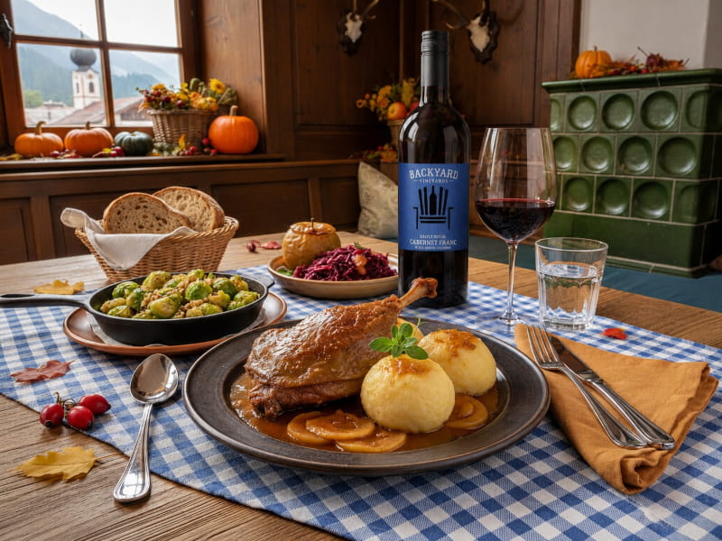 Knusprige Gänsekeule mit Apfel-Majoran-Sauce und Kartoffelklößen, dazu Cabernet Franc Backyard Vineyards Social, British Columbia, Kanada
