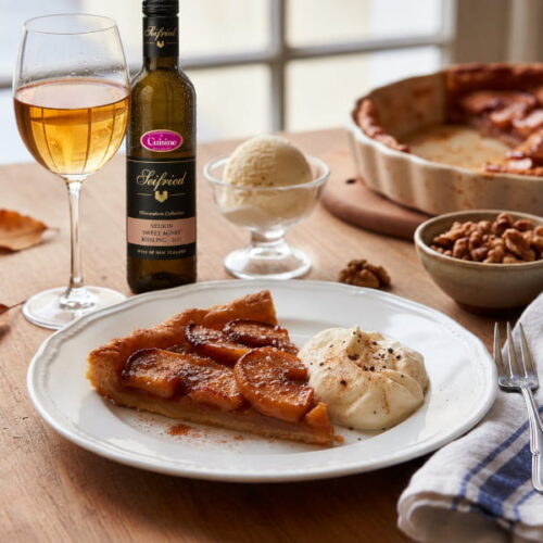 Tarte Tatin mit Calvados-Sahne, dazu Riesling Seifried Winemakers Collection Sweet Agnes Nelson, Neuseeland