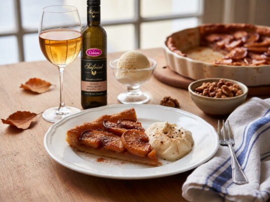 Tarte Tatin mit Calvados-Sahne, dazu Riesling Seifried Winemakers Collection Sweet Agnes Nelson, Neuseeland