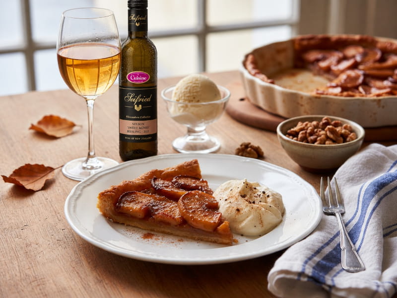 Tarte Tatin mit Calvados-Sahne, dazu Riesling Seifried Winemakers Collection Sweet Agnes Nelson, Neuseeland