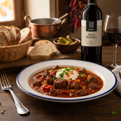 Ungarisches Rindergulasch mit Petersilienkartoffeln, dazu Shiraz Maxwell Silver Hammer McLaren Vale (South Australia, Australien)